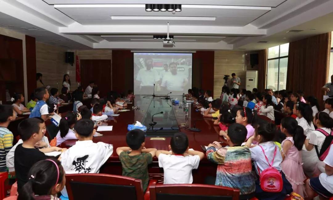 少年小記者團正在對車輛文化進行學(xué)習(xí)