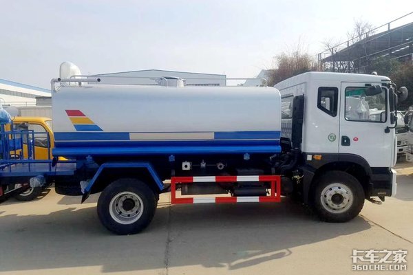 12噸東風(fēng)D9灑水車側(cè)面外觀